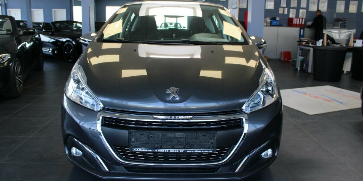 Peugeot 208 PureTech 110 Allure - Panorama - 84.341 km 8.980 &euro; Euskirchen 53881