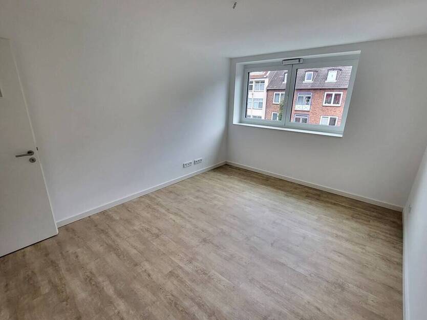 Exklusiv: Sanierte 3-Zi.-Wohnung mit Carport, Aufzug, Balkon & traumhaftem DOM-Blick am Mühlenteich