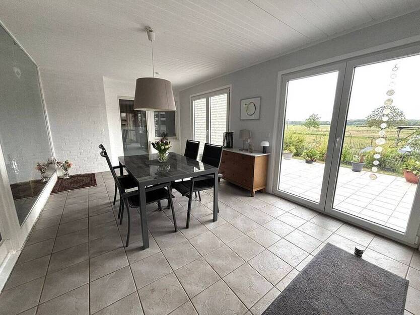 Großzügiger, freistehender Bungalow mit zwei Doppelgaragen, Werkhalle und Aussicht ins Grüne