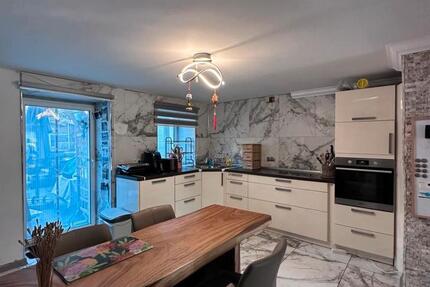 Großes Einfamilienhaus 635m2 & 150m2 Lager 600 m zum US Base 5 zimmer