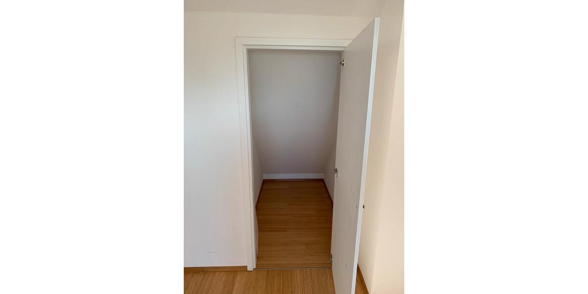 Dachgeschoßwohnung Chemnitz Kapellenberg - 3.5 Zimmer, 77 m&sup2;, 135.000&euro; | Angebot:25404114