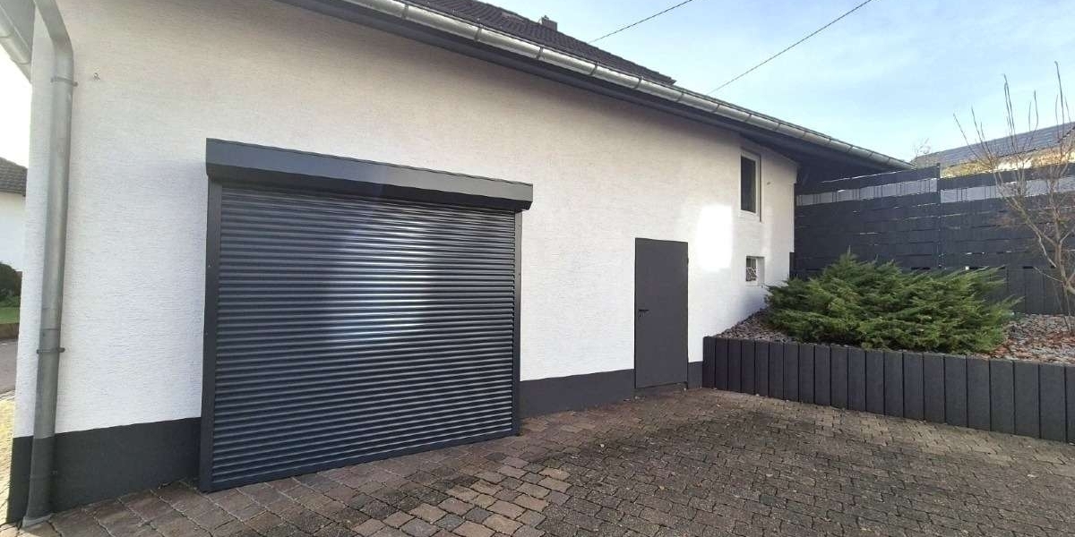 Großzügiges Wohnen für zwei Generationen: Poolbereich mit Poolbar und barrierefreiem EG - Zweifamilienhaus Katzweiler | Angebot:27131010