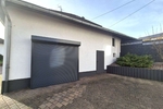 Großzügiges Wohnen für zwei Generationen: Poolbereich mit Poolbar und barrierefreiem EG - Zweifamilienhaus Katzweiler | Angebot:27131010