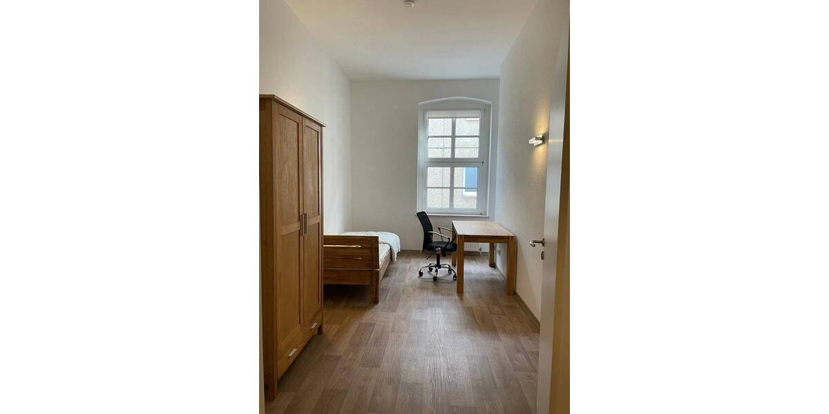 Etagenwohnung Cottbus Mitte - 5 Zimmer, 200 m&sup2;, 250&euro; | Angebot:26887635