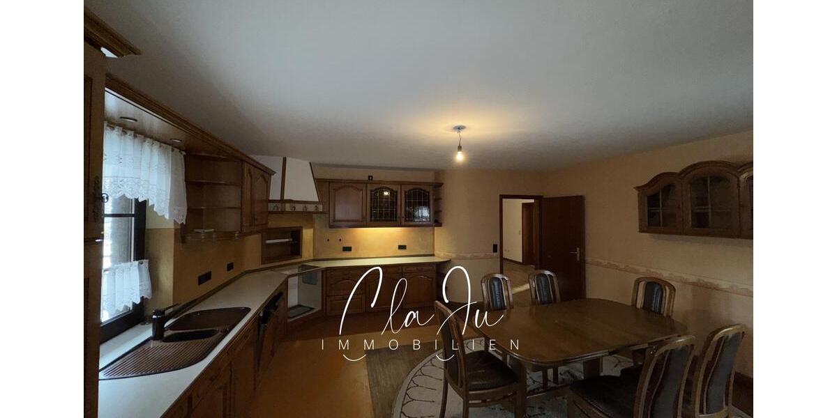 In Renovierung: Großzügige Erdgeschosswohnung mit Garten und Carport 4 zimmer