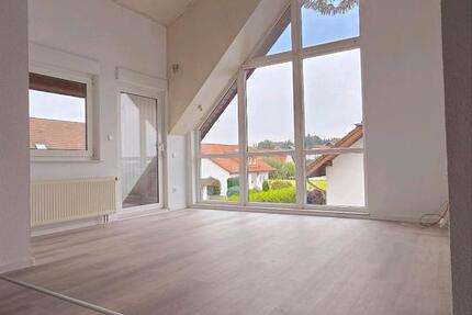 Helle & Renovierte 3 Zimmer Wohnung mit Küche und Parkplatz 3 zimmer