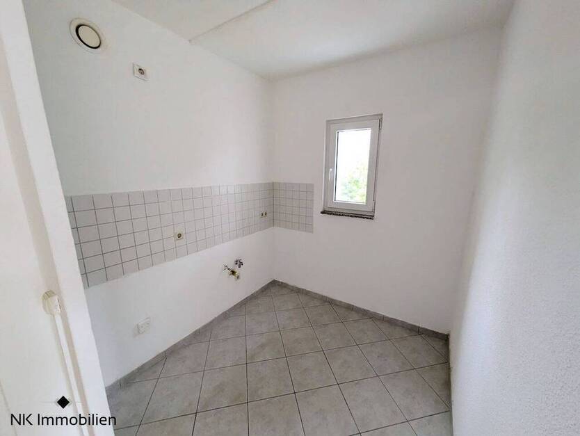 ++ schöne & günstige 3-Raum-Wohnung - großer Balkon mit Ausblick ins Grüne ++