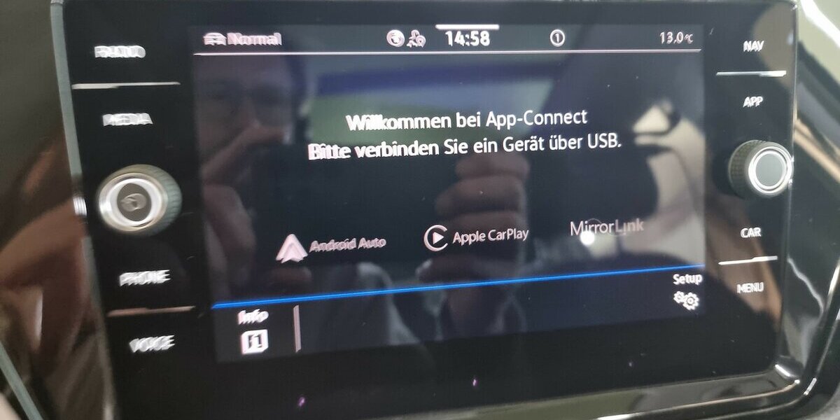 VW Touran Highline BMT LED ACC Nav Panorama 7-Sitze 37.700 km 27.850 &euro; Garrel 49681