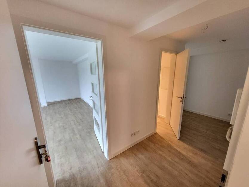 Exklusiv: Sanierte 3-Zi.-Wohnung mit Carport, Aufzug, Balkon & traumhaftem DOM-Blick am Mühlenteich