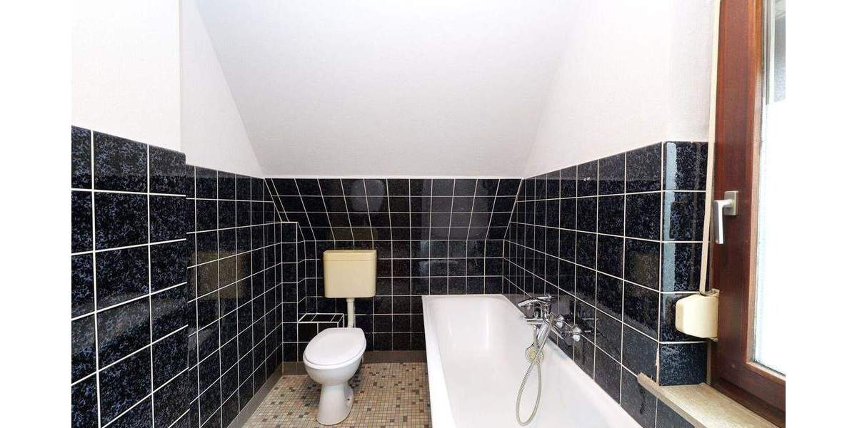 Zentral gelegenes Haus mit schönem Grundstück und Entwicklungspotenzial! 4 zimmer