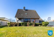 Ein Familienklassiker! Teilmodernisiertes Einfamilienhaus in schöner Feldrandlage
