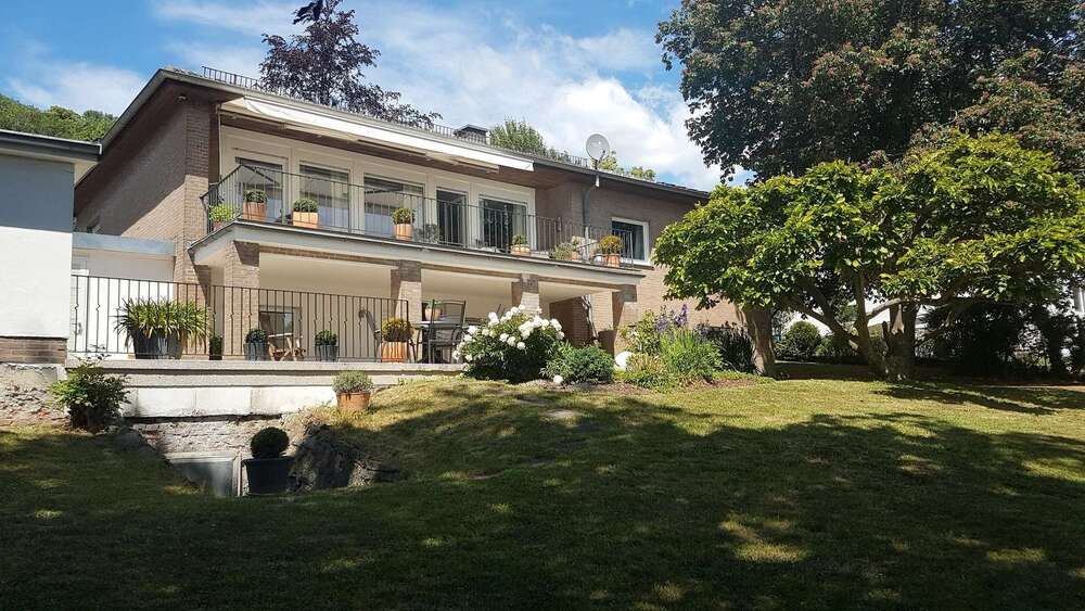 Einfamilienhaus Homberg - 10 Zimmer, 240 m&sup2;, 450.000&euro; | Angebot:26274817