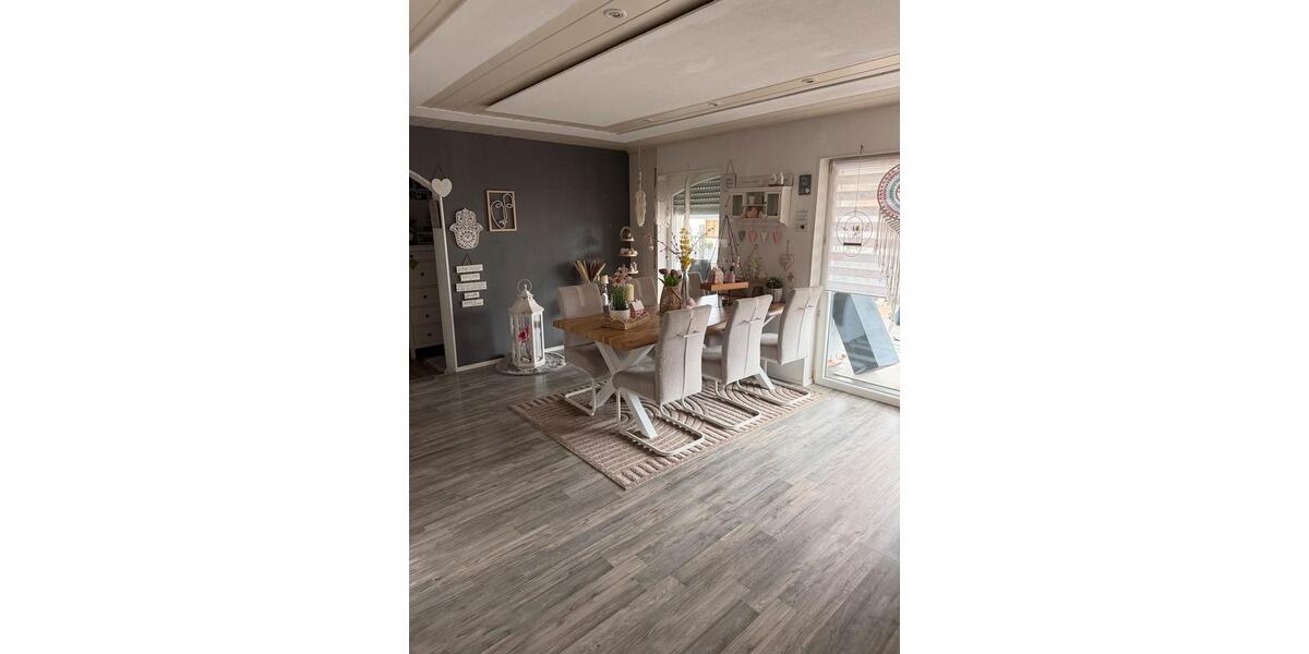 Etagenwohnung Sennfeld - 5 Zimmer, 150 m&sup2;, 1.150&euro; | Angebot:26648151