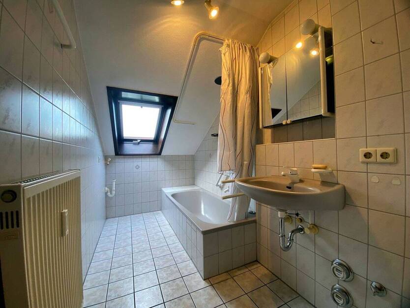 Ruhige 75?m²-DG-Wohnung mit Komfort: Einbauküche & Garage inklusive 3 zimmer