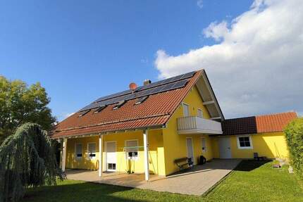 Anspruchsvolles Wohnhaus, 6 Zi., Gar., PV-Anl. für die große Familie in Aiterhofen zu vermieten. 6 zimmer