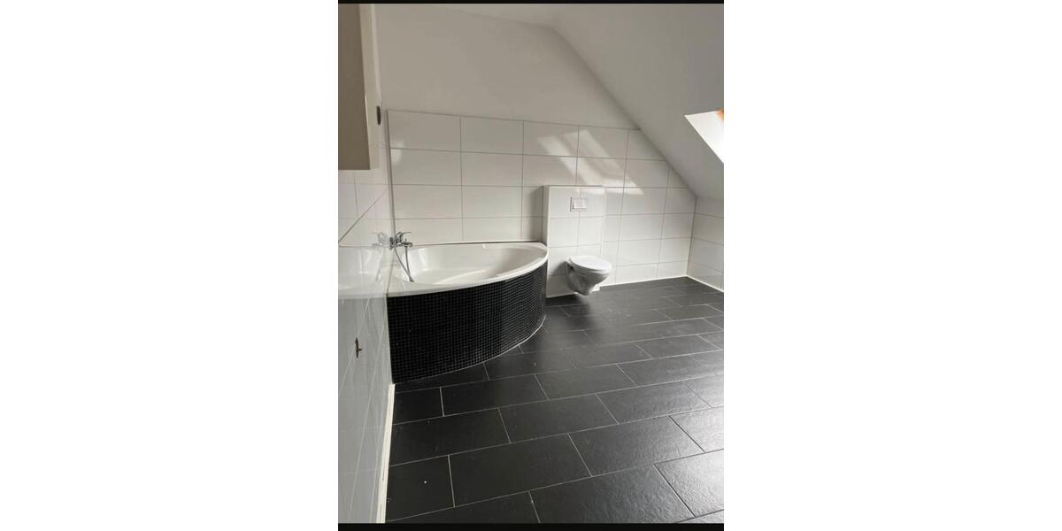 Dachgeschoßwohnung Essen Stadtbezirk VI - 2.5 Zimmer, 75 m&sup2;, 600&euro; | Angebot:25552920