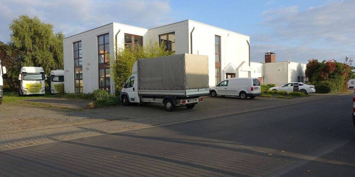 Grundstück (3.383 m²) mit Produktionshalle (900 m²) und Bürogebäude (590 m²) zimmer