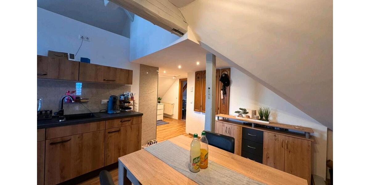 schöne Dachgeschoss Wohnung. 2 zimmer