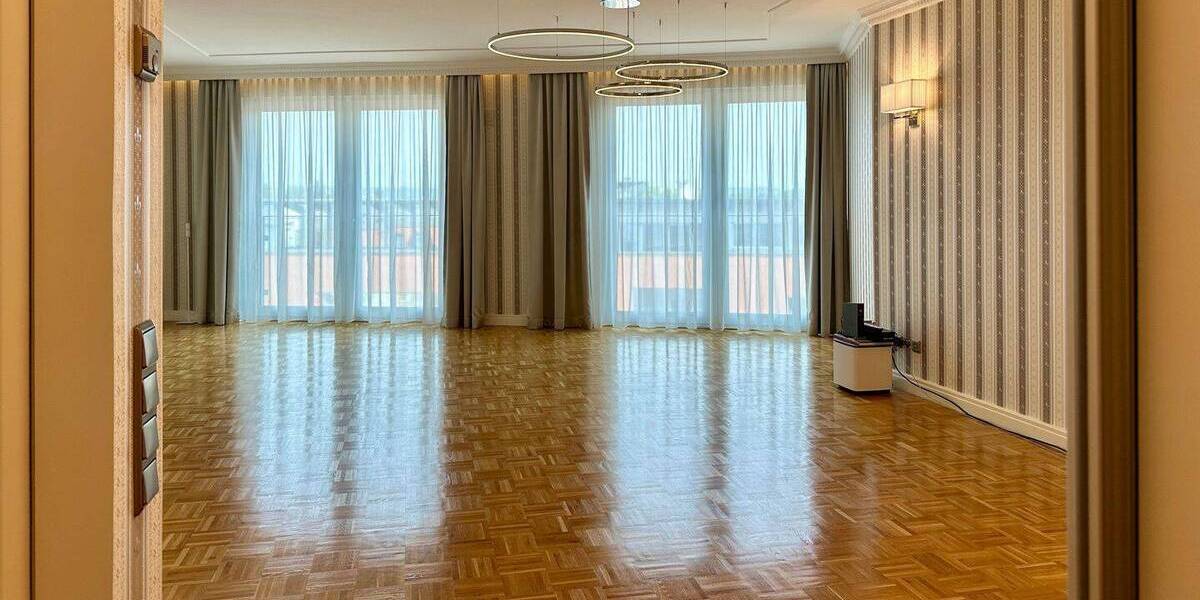 Großzügige 2-Raum-Penthouse-Wohnung [sehr zentral] in Offenbach (inkl. EBK + optional 2 Garagen) 2 zimmer