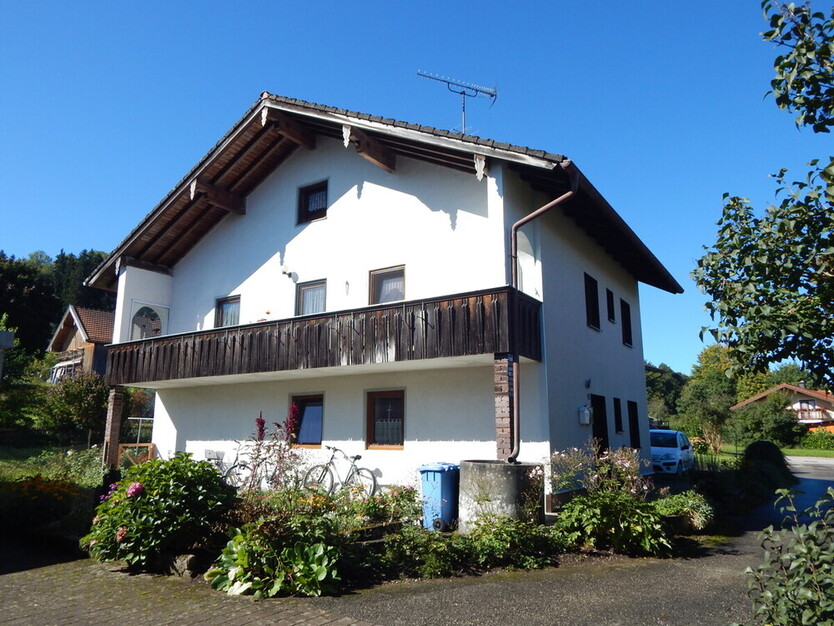 Vermietetes Zweifamilienhaus mit Entwicklungspotenzial in idyllischer Lage von Oberteisendorf 6 zimmer