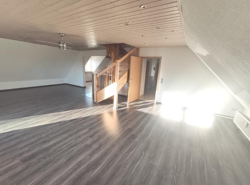 Große Maisonette mit Klimaanlagen (aktuell in 2 Wohnungen unterteilt) mit 2 Balkonen, 2 Einbauküchen und 2 Stellplätzen 5 zimmer