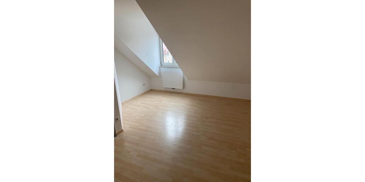 Dachgeschoßwohnung Roding - 4 Zimmer, 135 m&sup2;, 700&euro; | Angebot:25058112