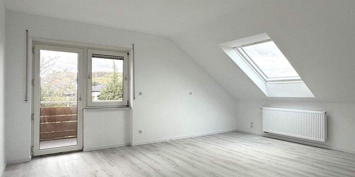 Neu renovierte 4-Zimmer-Dachwohnung mit Balkon und Blick ins Grüne - ruhiges Wohnen nahe Bretten 4 zimmer
