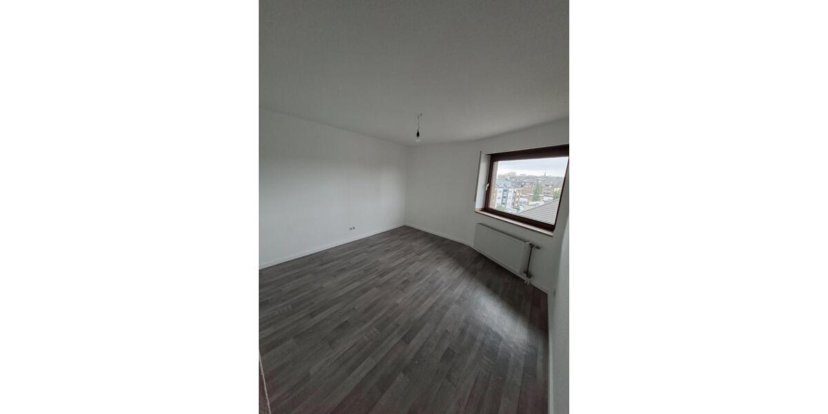 Frisch renovierte 3-Zimmer Dachgeschosswohnung in zentraler Lage 3 zimmer