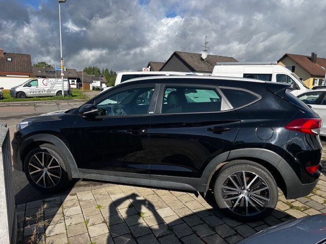 Hyundai TUCSON 82.500 km 17.900 € Fluorn-Winzeln 78737