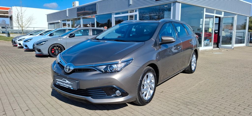 Toyota Auris 138.842 km 12.500 &euro; Aschersleben 06449