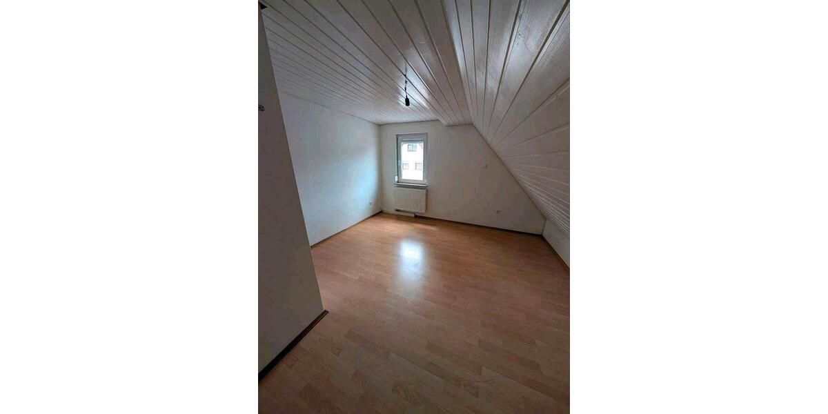 Etagenwohnung Nürtingen - 7 Zimmer, 147 m&sup2;, 1.499&euro; | Angebot:26592362