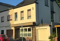 Erdgeschoßwohnung mit Garage und Garten