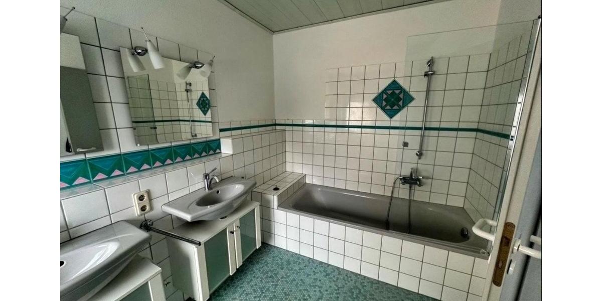 Etagenwohnung Schiffweiler - 5 Zimmer, 130 m&sup2;, 1.250&euro; | Angebot:26473092