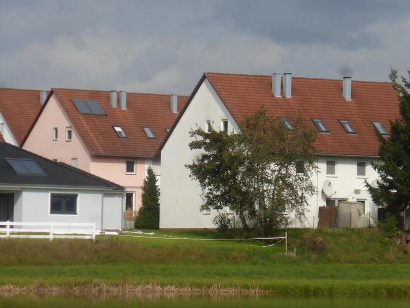Reiheneckhaus in reizvoller Landschaft, Aussicht auf kleinen See