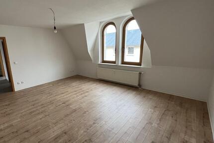 Moderne 2-Zimmer Dachgeschoßwohnung in der Neue Str. zur Miete