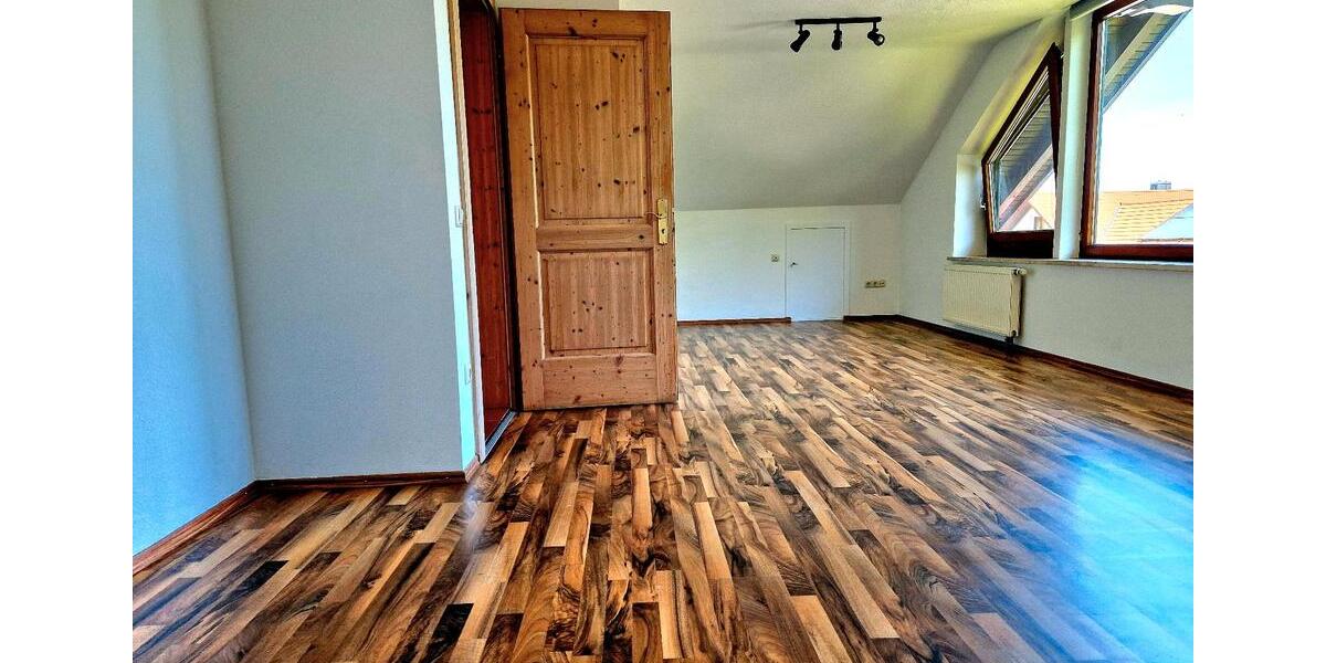 Helle 4 Zimmer Dachgeschosswohnung mit Balkon *befristet* zimmer