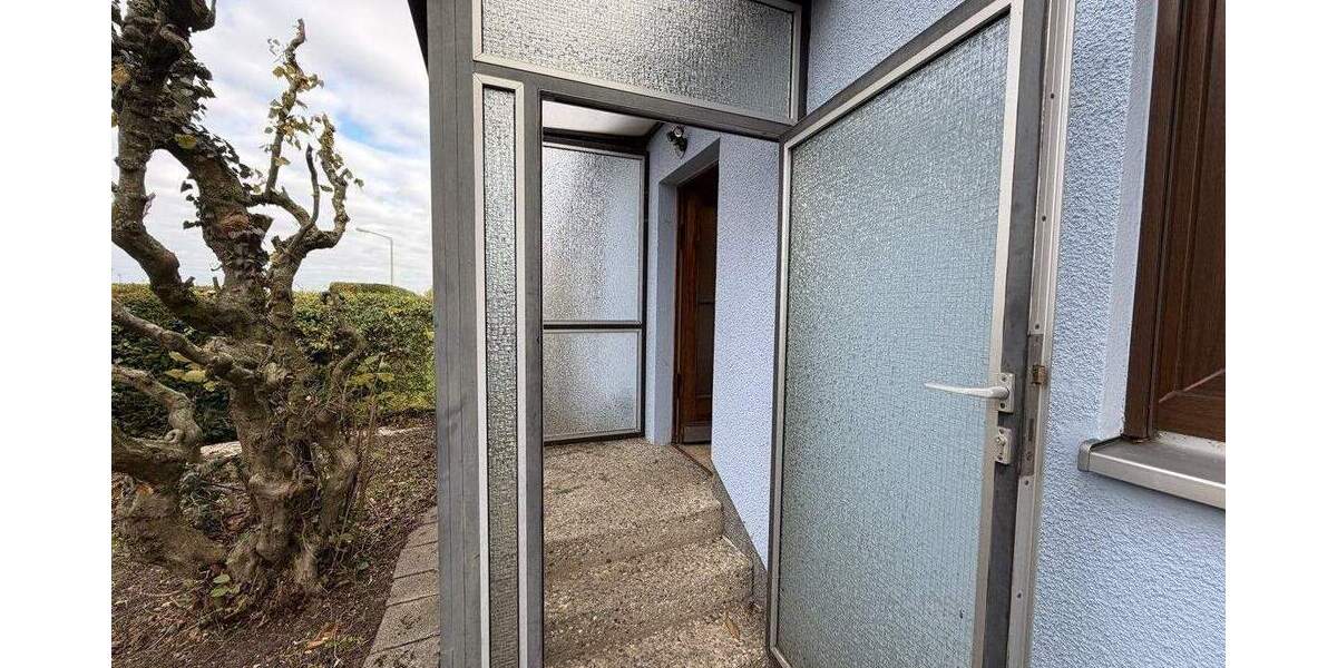 Sanierungsbedürftige Doppelhaushälfte mit 2 Garagen und großem Garten 5 zimmer