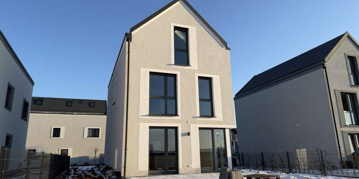 Einfamilienhaus Köfering - 4 Zimmer, 150 m&sup2;, 2.100&euro; | Angebot:25702670