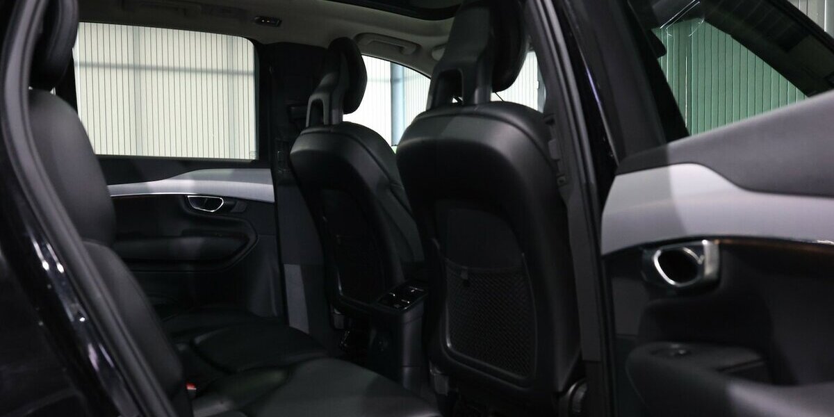 Volvo XC90 T8 P-HEV AWD EXPRESSION R-DESIGN / 7-SITZER 143.000 km 38.444 &euro; Hamm 59077