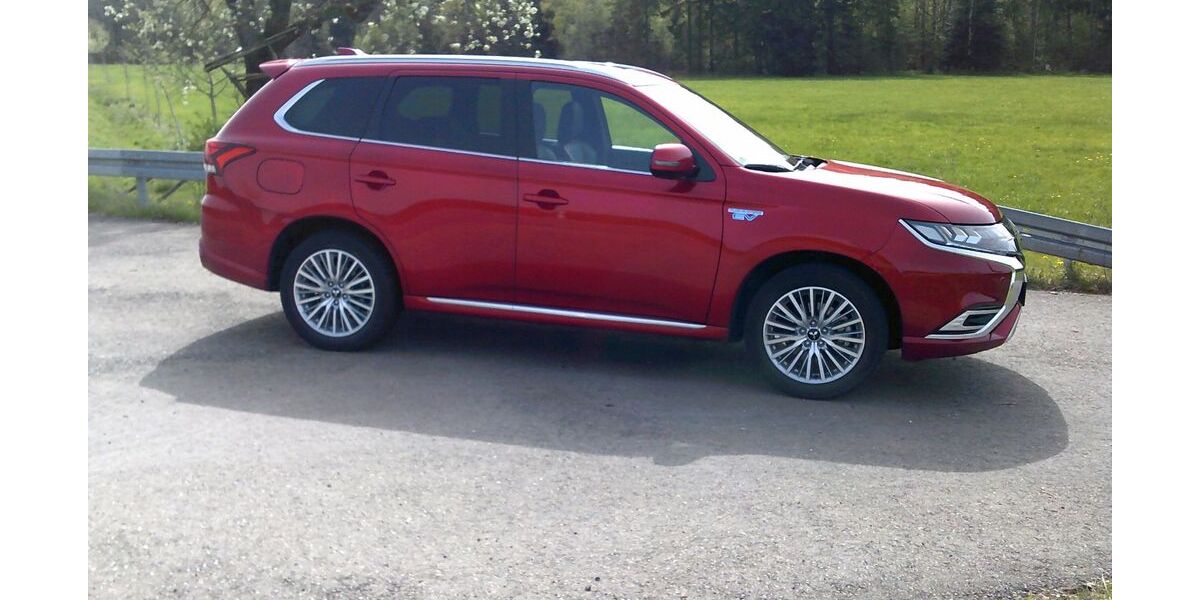 Mitsubishi Plug-in Hybrid Outlander 75.500 km 22.990 &euro; oberrot 74420