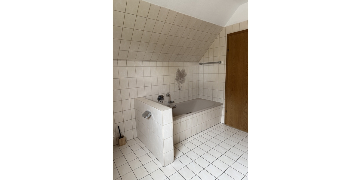 Oberwohnung mit Balkon am Obenende in zentraler Lage - Dachgeschoßwohnung Papenburg | Angebot:26095806