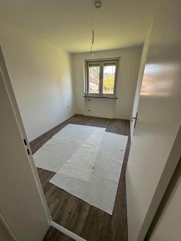1. OG 5 Zimmer ab sofort (frisch saniert) zimmer