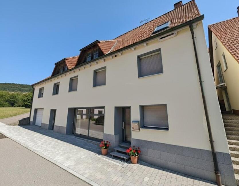 Renoviertes Mehrfamilienhaus mit Gewerbe zu verkaufen