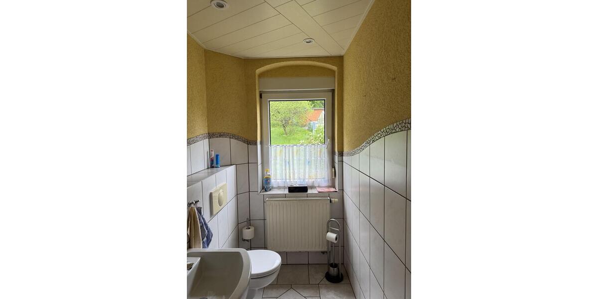 Teilsaniertes 2- Familienhaus mit Ausbaureserve und großem Grundstück in ruhiger Lage! - Zweifamilienhaus Waldheim | Angebot:26905386