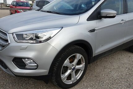 Ford Kuga Titanium Kamera Parkassyst Leder Navi Bi-Xeno 113.400 km 15.950 &euro; Neumarkt/OPf 92318