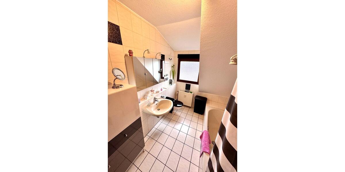 Schön geschnittene zwei Zimmer Dachgeschosswohnung 56qm 2 zimmer