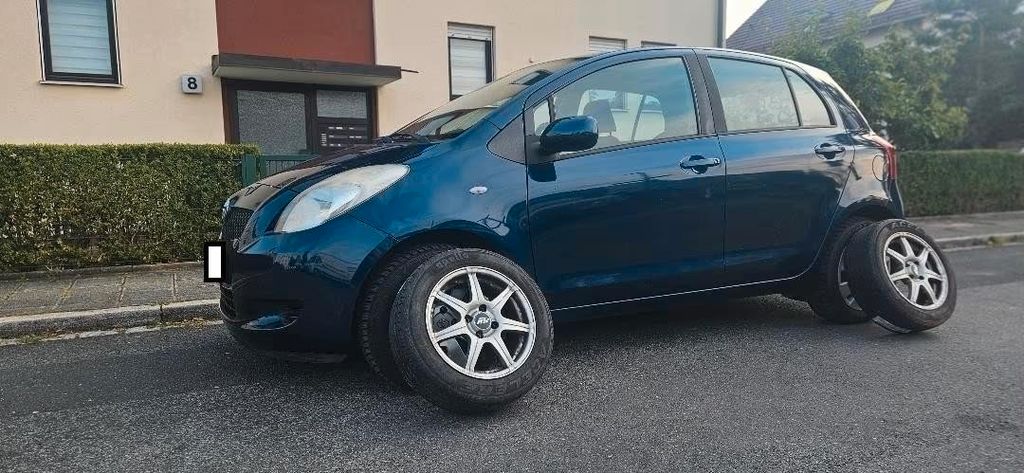 Toyota Yaris 83.000 km 3.300 &euro; Nürnberg 90419