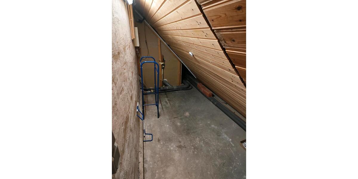 Vollmöbellierte Dachgeschosswohnung 2 Zimmer Küche Bad zimmer