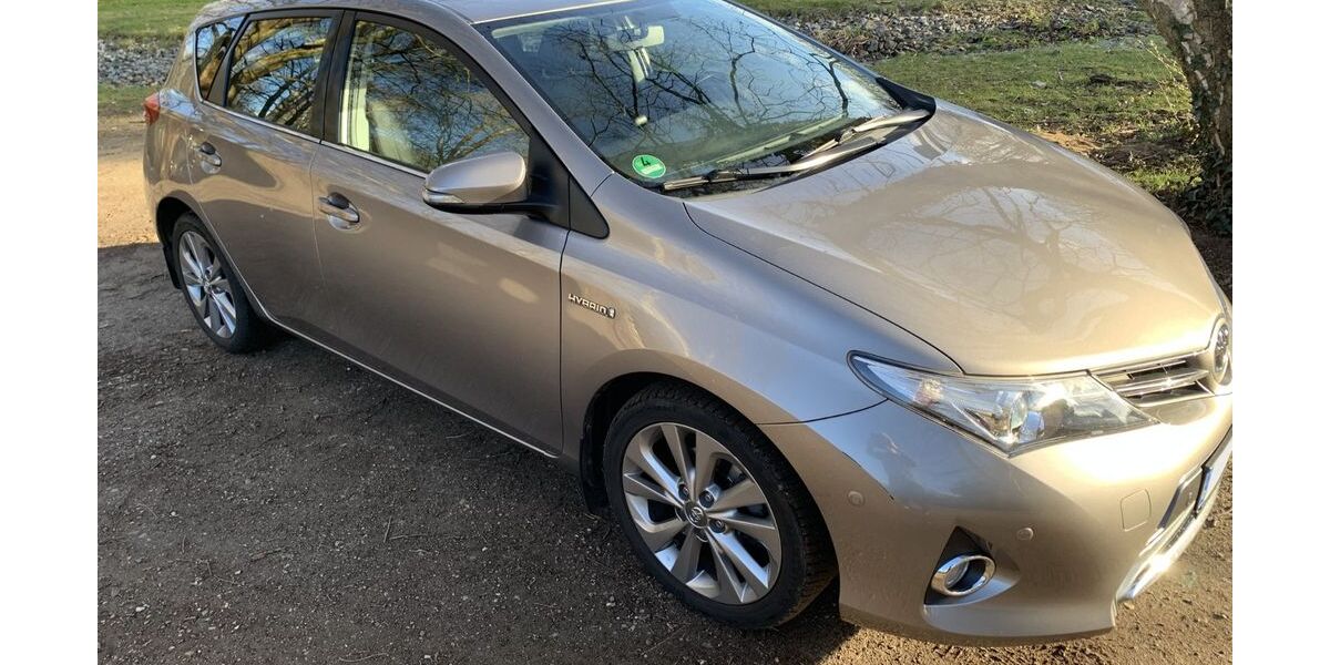 Toyota Auris 124.800 km 10.900 &euro; Bad Schwartau 23611