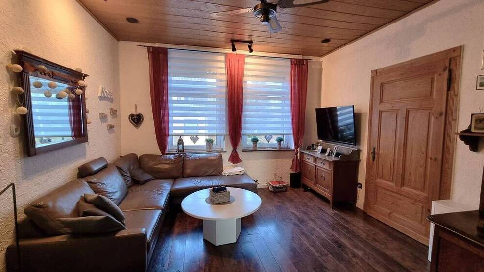 Freistehendes Ein-Zweifamilienhaus mit 9 Zimmern, 3 Bädern und ri